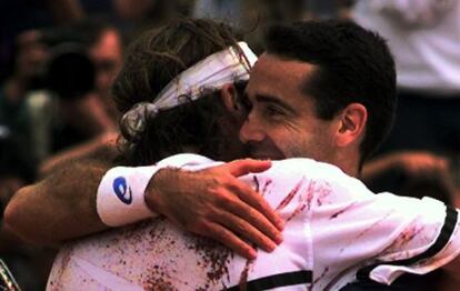 Moy&agrave; y Corretja se abrazan en la final de 1998.