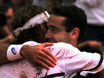 Moy&agrave; y Corretja se abrazan en la final de 1998.