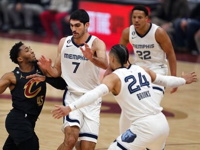 Santi Aldama defiende la entrada de Donovan Mitchell a canasta, anoche en el partido entre los Memphis Grizzlies y los Cleveland Cavaliers.