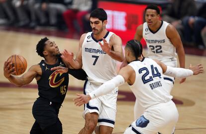 Santi Aldama defiende la entrada de Donovan Mitchell a canasta, anoche en el partido entre los Memphis Grizzlies y los Cleveland Cavaliers.