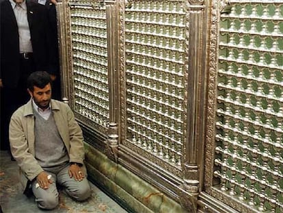 El presidente de Irán, Mahmud Ahmadineyad, durante su rezo ayer en una mezquita de Damasco.
