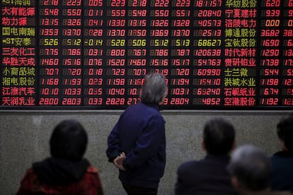 FILE PHOTO: Investors look at an electronic board showing stock information at a brokerage house in Shanghai, China, March 7, 2016. REUTERS/Aly Song/File Photo     TPX IMAGES OF THE DAY/File Photo