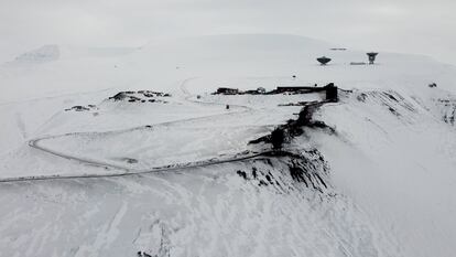 La pérdida de decenas de miles de kilómetros cuadrados de hielo, en los que antes se reflejaba la radiación solar, genera la aparición de masas de agua oscuras que pasan a absorber la energía del Sol, elevando aún más la temperatura.