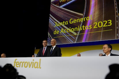 El consejero delegado de Ferrovial, Ignacio Madridejos, junto al presidente de la compañía, Rafael del Pino, en la junta de accionistas celebrada en Madrid en abril de 2023. A la derecha, el secretario del consejo, Santiago Ortiz Vaamonde.