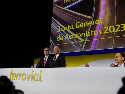 El consejero delegado de Ferrovial, Ignacio Madridejos, junto al presidente de la compañía, Rafael del Pino, en la junta de accionistas celebrada en Madrid en abril de 2023. A la derecha, el secretario del consejo, Santiago Ortiz Vaamonde.