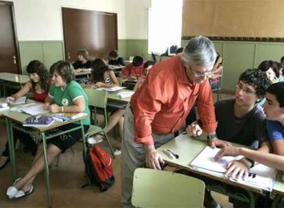 Un profesor imparte Educación para la Ciudadanía en un colegio de Barcelona.