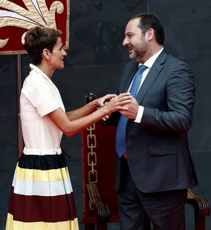 El ministro de Fomento, José Luis Ábalos, felicita a la socialista María Chivite durante el acto de su investidura como presidenta del Gobierno de Navarra, en Pamplona (España). La presidenta socialista no quiso negociar con EH Bildu la formación de su Gobierno, porque no quería una coalición que no condena la violencia en su Ejecutivo. Chivite señaló que EH Bildu necesita "hacer una reflexión ética" pero que es un actor con el que "dialogará en la Cámara".