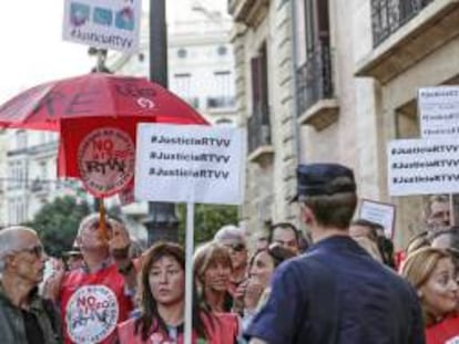 Trabajadores afectados por el ERE de Radiotelevisión Valenciana protestan a las puertas del TSJ de la Comunidad Valenciana. EFE/Archivo