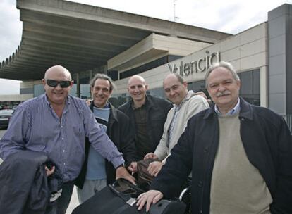 Juan Manuel, Benjamín Fabra, Francisco Borrull y Juan Íñigo, en el aeropuerto de Valencia antes de partir a Senegal.