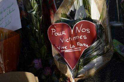 "Por nuestras víctimas. Viva Francia", en homenaje a quienes perecieron la vida en París.