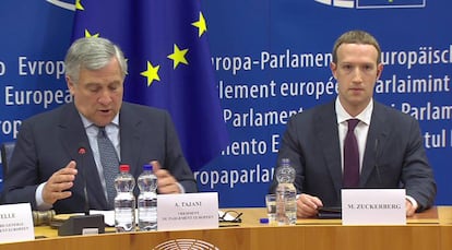 El fundador de Facebook, Mark Zuckerberg, y el presidente del Parlamento Europeo, Antonio Tajani, durante su reunión con los líderes de los grupos del Parlamento Europeo.