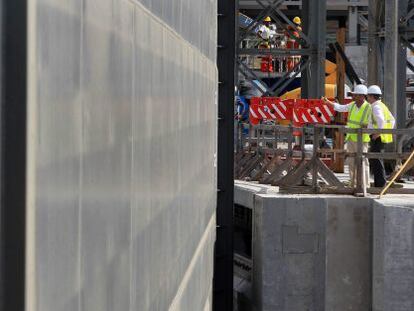 Un grupo de trabajadores, en las labores de instalación de una de las compuertas de la ampliación del Canal de Panamá en el sector pacífico.