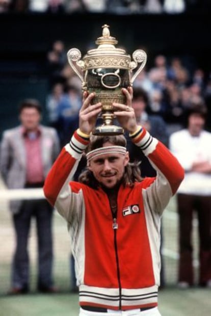 Bjorn Borg levanta el trofeo de Wimbledon