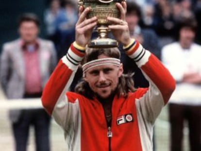 Bjorn Borg levanta el trofeo de Wimbledon