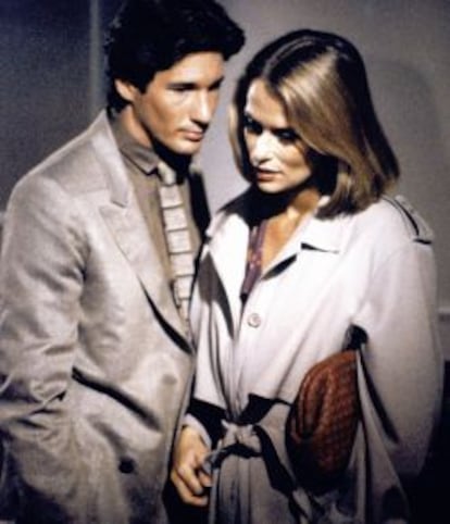 Lauren Hutton (con el bolso) y Richard Gere, en 'American Gigoló'.