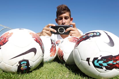 Álvaro Vadillo juega entre balones con su PlayStation.