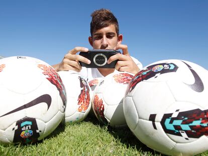 Álvaro Vadillo juega entre balones con su PlayStation.