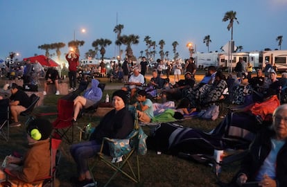 Espectadores antes del lanzamiento del SpaceX 'Starship' en Brownsville, Texas, este lunes.