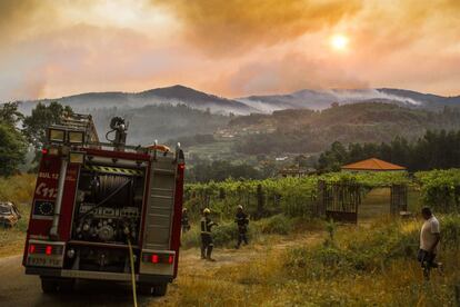 Siguen activos los incendios en Vimianzo y Cee, ambos en A Coruña, en Avión (Ourense) y otros dos en el municipio pontevedrés de Soutomaior. En la imagen, bomberos en la localidad pontevedresa de Arbo, el 11 de agosto.