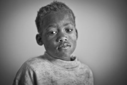 Un niño malgache en Ranohira. Ese idioma se considera la lengua nacional de Madagascar, aunque comparte el estatus de lengua oficial con el francés de los antiguos colonizadores.