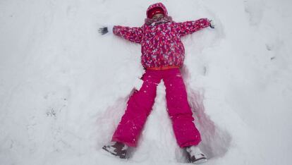 Una niña juega en la nieve en Pedrafita do Cebreiro.