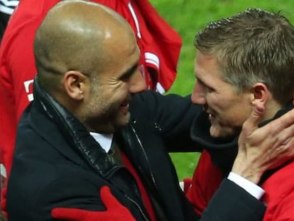 Guardiola abraza a Schweinsteiger.