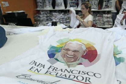 Camisetas conmemorativas de la visita del Papa a Ecuador. 