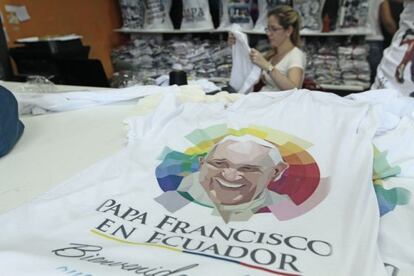 Camisetas conmemorativas de la visita del Papa a Ecuador.