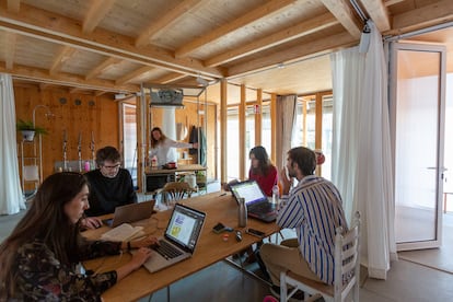 Interior del prototipo de casa sostenible, proyecto TO, o la vida en las ciudades.