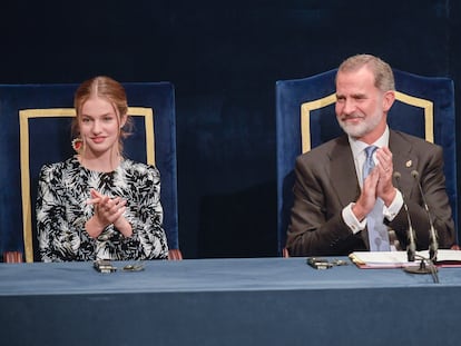 El rey Felipe VI y la princesa Leonor, durante la ceremonia de entrega de los Premios Princesa de Asturias, este viernes en Oviedo.