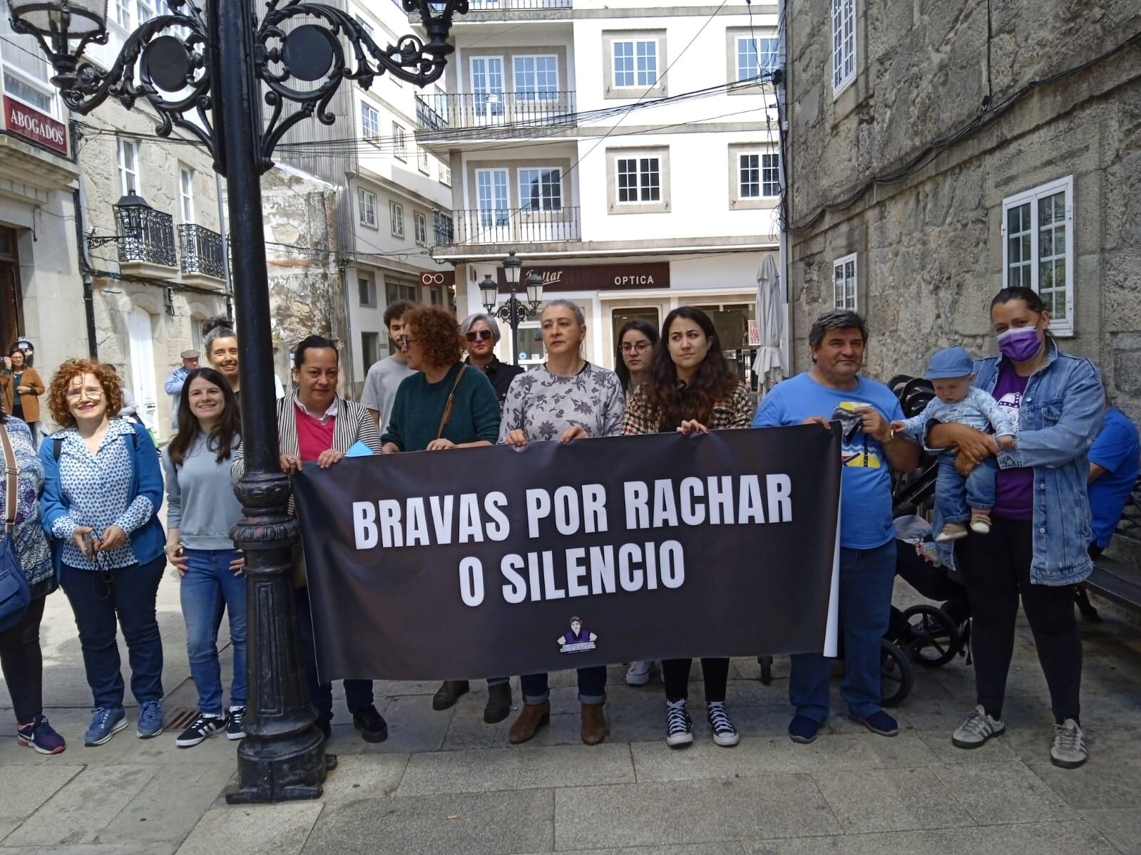 Concentración en apoyo de las denunciantes el día de su declaración judicial en Padrón en mayo pasado, en una imagen cedida por Mulleres en Padrón.