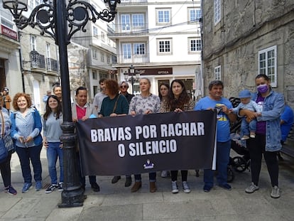 Concentración en apoyo de las denunciantes el día de su declaración judicial en Padrón en mayo pasado, en una imagen cedida por Mulleres en Padrón.
