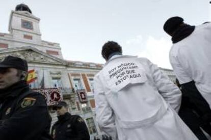 Sanitarios protestando en la Puerta del Sol. EFE/Archivo