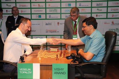 Topálov y Anand se saludan al inicio de la primera partida de la semifinal, este viernes en el Auditorio de León