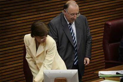 El presidente de las Cortes, Julio de España, ocupa su puesto tras salir Francisco
Camps.