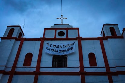 Una lona fue colocada en la iglesia donde ofició misa por varios años párroco Marcelo Pérez, en Simojovel, Chiapas. 