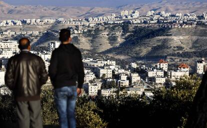 Dos hombres observan el asentamiento israel&iacute; de Maale Adumim, cerca de Jerusal&eacute;n.
 
 