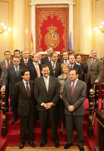 Mariano Rajoy, en el centro en primera fila, con varios presidentes autonómicos y senadores del PP en el salón de plenos de la Cámara alta.