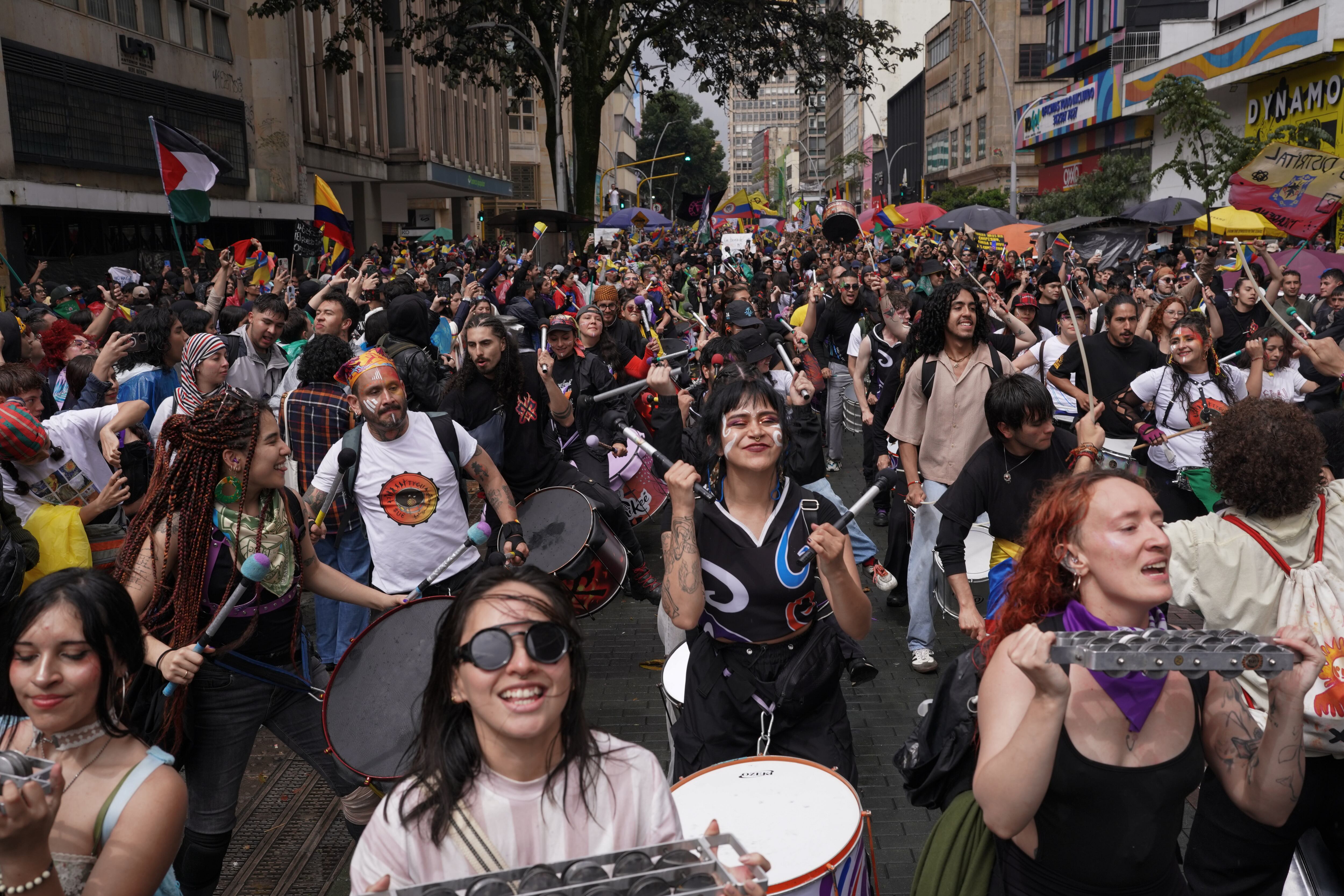 Cientos de personas marchan en las calles de Bogotá, esta tarde.