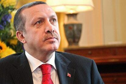 El primer ministro turco, Recep Tayyip Erdogan, durante la entrevista concedida a un canal francés en su hotel.