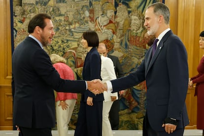 El nuevo ministro de Transportes, Óscar Puente, saluda al Rey tras prometer su cargo en el Palacio de la Zarzuela.