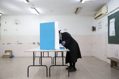 Estos comicios servirán para constituir la 21 Knéset y el 35 Ejecutivo israelí y participan un número récord de 40 partidos. En la imagen, un judío ultraortodoxo ejerce su derecho al voto en la ciudad de Bnei Brak.