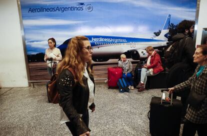 Pasajeros esperan para tomar sus vuelos en el aeropuerto Jorge Newbery de Buenos Aires (Argentina).