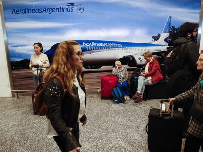 Pasajeros esperan para tomar sus vuelos en el aeropuerto Jorge Newbery de Buenos Aires (Argentina).