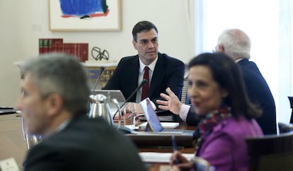 El jefe del Ejecutivo, Pedro Sánchez, que preside el primer Consejo de Ministros de su gabinete en el que se prevé analizar la situación en Cataluña y aprobar una serie de nombramientos de altos cargos, entre ellos parte de los 25 secretarios de Estado con los que cuenta el nuevo Gobierno.