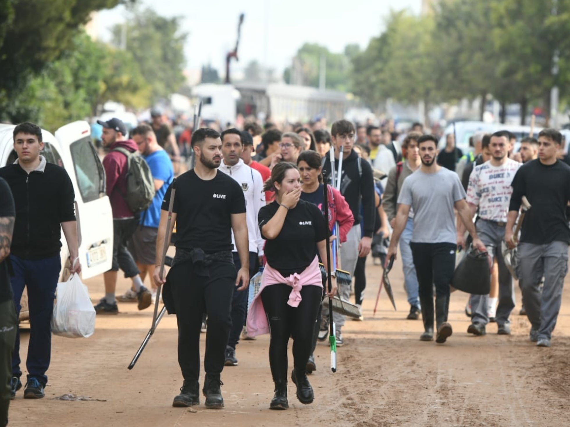 Vecinos de Picaña cruzan el puente a Paiporta para ayudar en labores de  limpieza