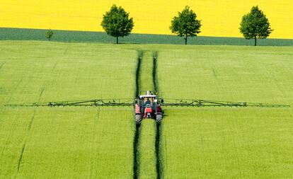 Labores agrícolas en un campo en plena floración, en Klein Heere, Alemania. 5 de mayo de 2014.