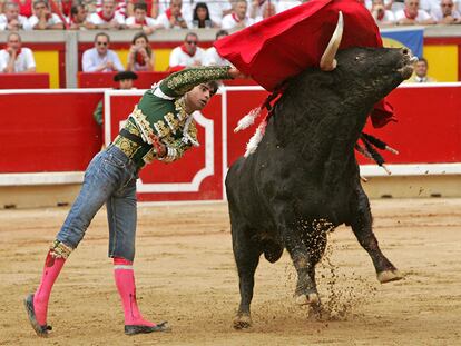 Miguel Ángel Perera toreó su primer toro con pantalones vaqueros después de una cogida.