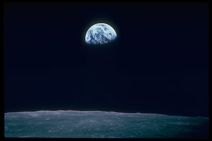 Vista del la Tierra con la curva de la Luna en primer plano, desde el 'Apolo 8'.