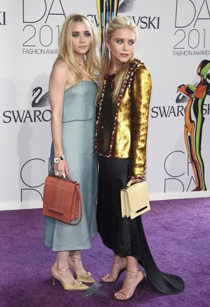 Las gemelas Olsen, Mary-Kate y Ashley, acudieron a la gala de los premios del Council of Fashion Designers of America, en la que estaban nominadas por su colección de complementos de la firma The Row, de la que iban vestidas.